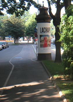 Völlig beschissen aufgestellte Litfaßsäule